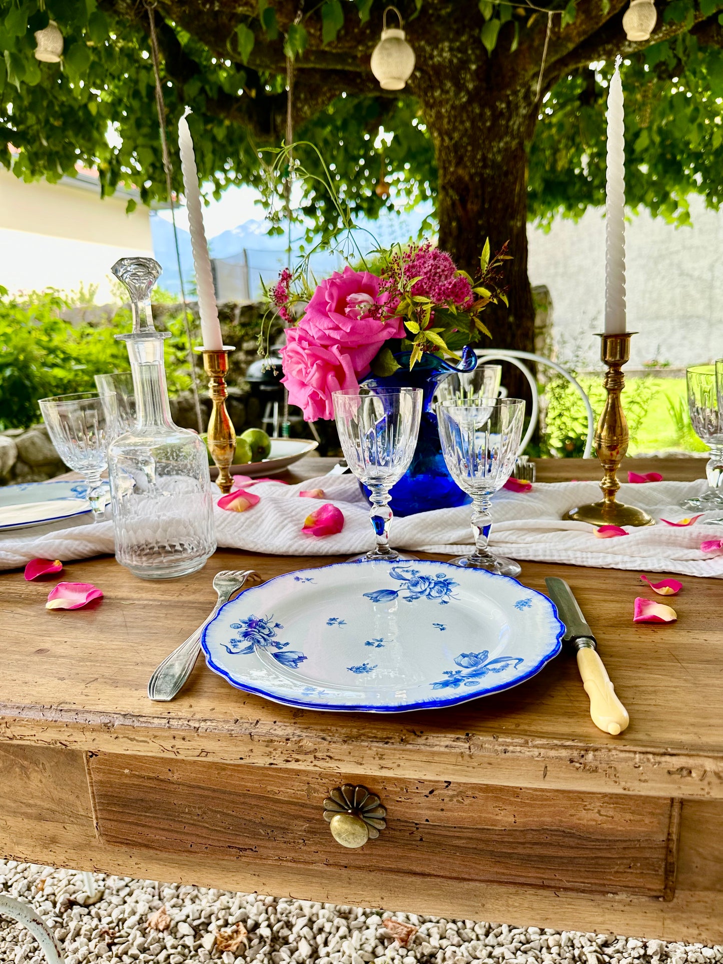 Assiette plate en faïence bleue fleurie De Raymonde à Zoé