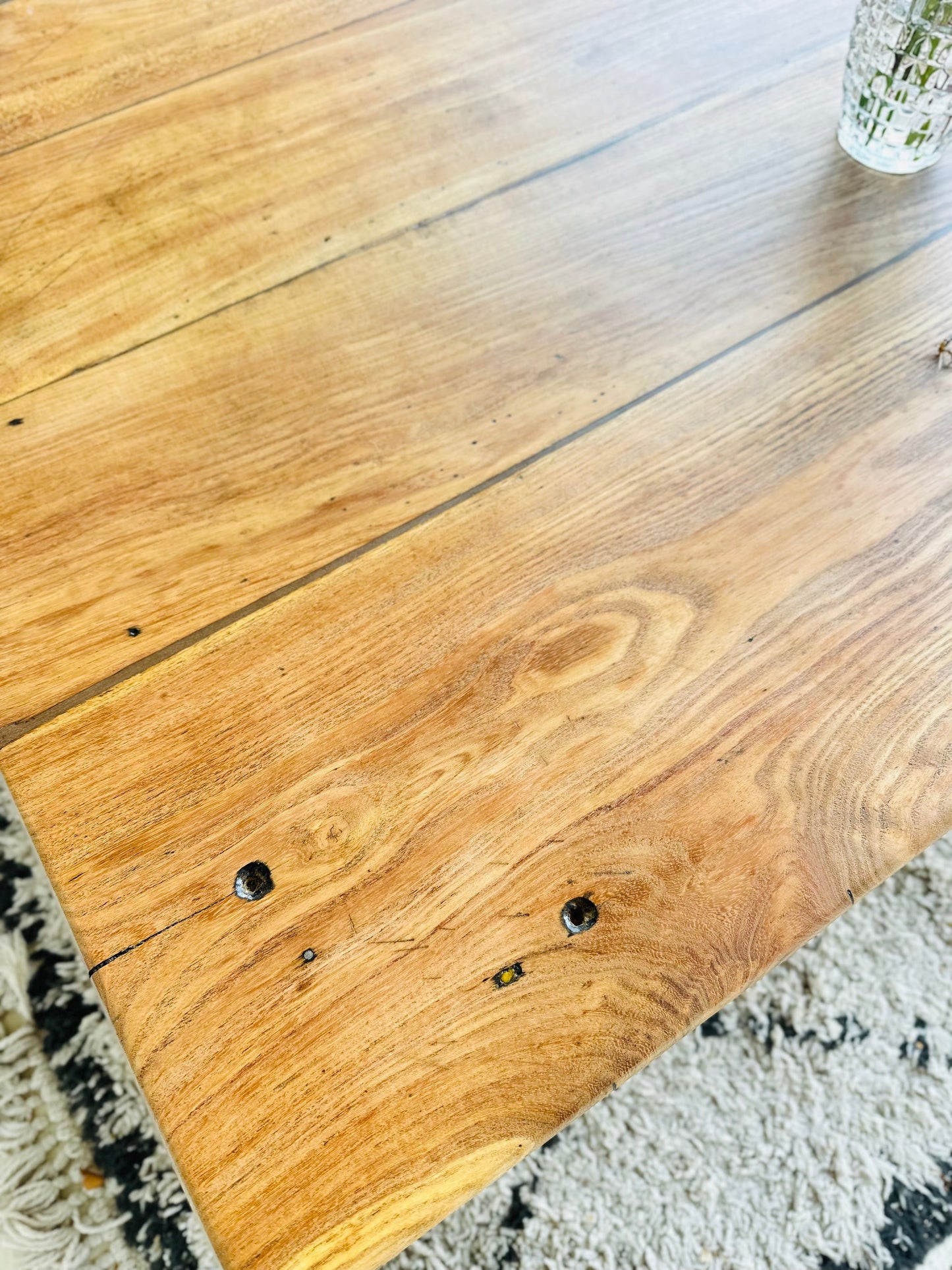 Table basse ancienne en bois massif De Raymonde à Zoé