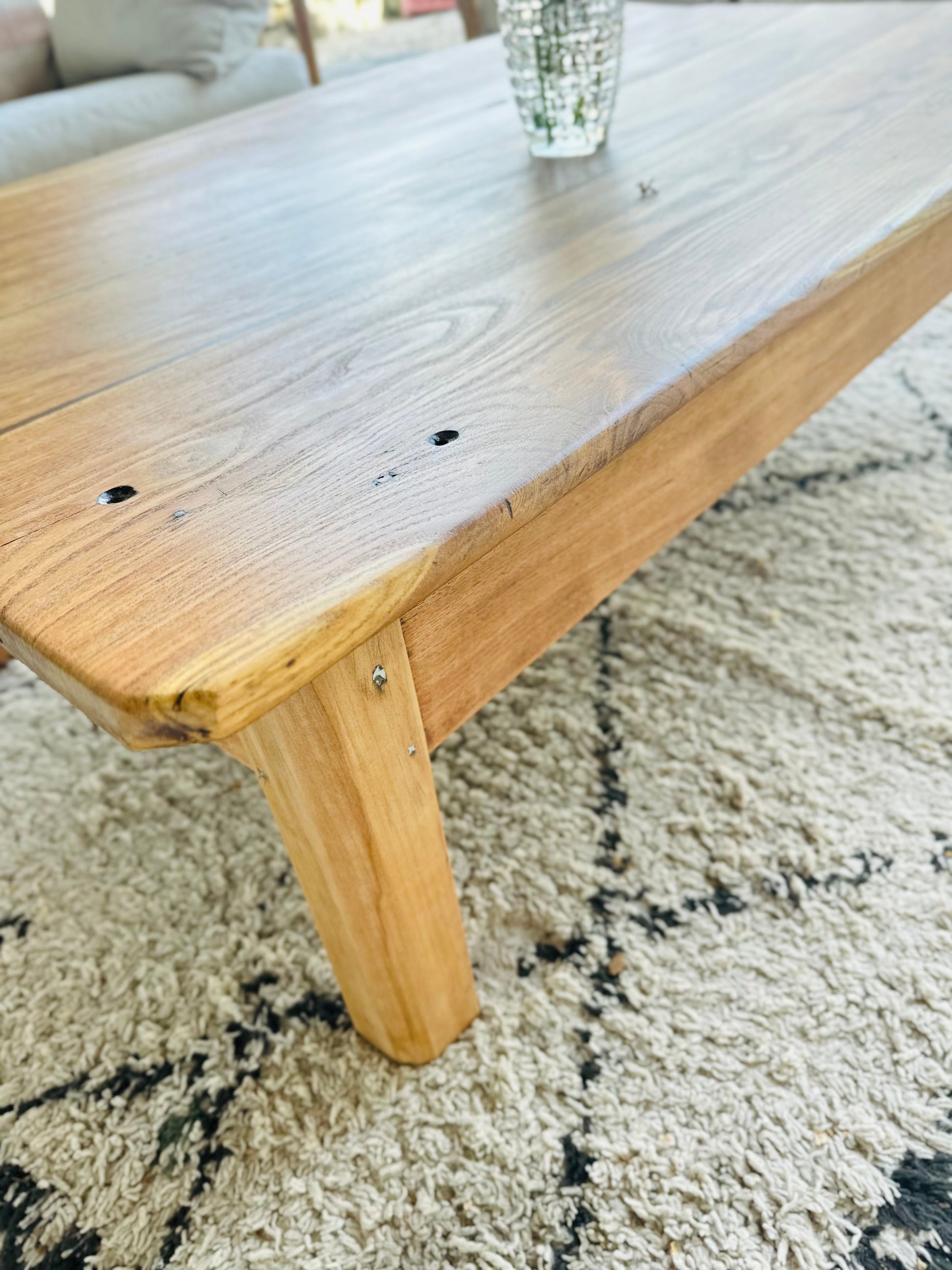 Table basse ancienne en bois massif De Raymonde à Zoé