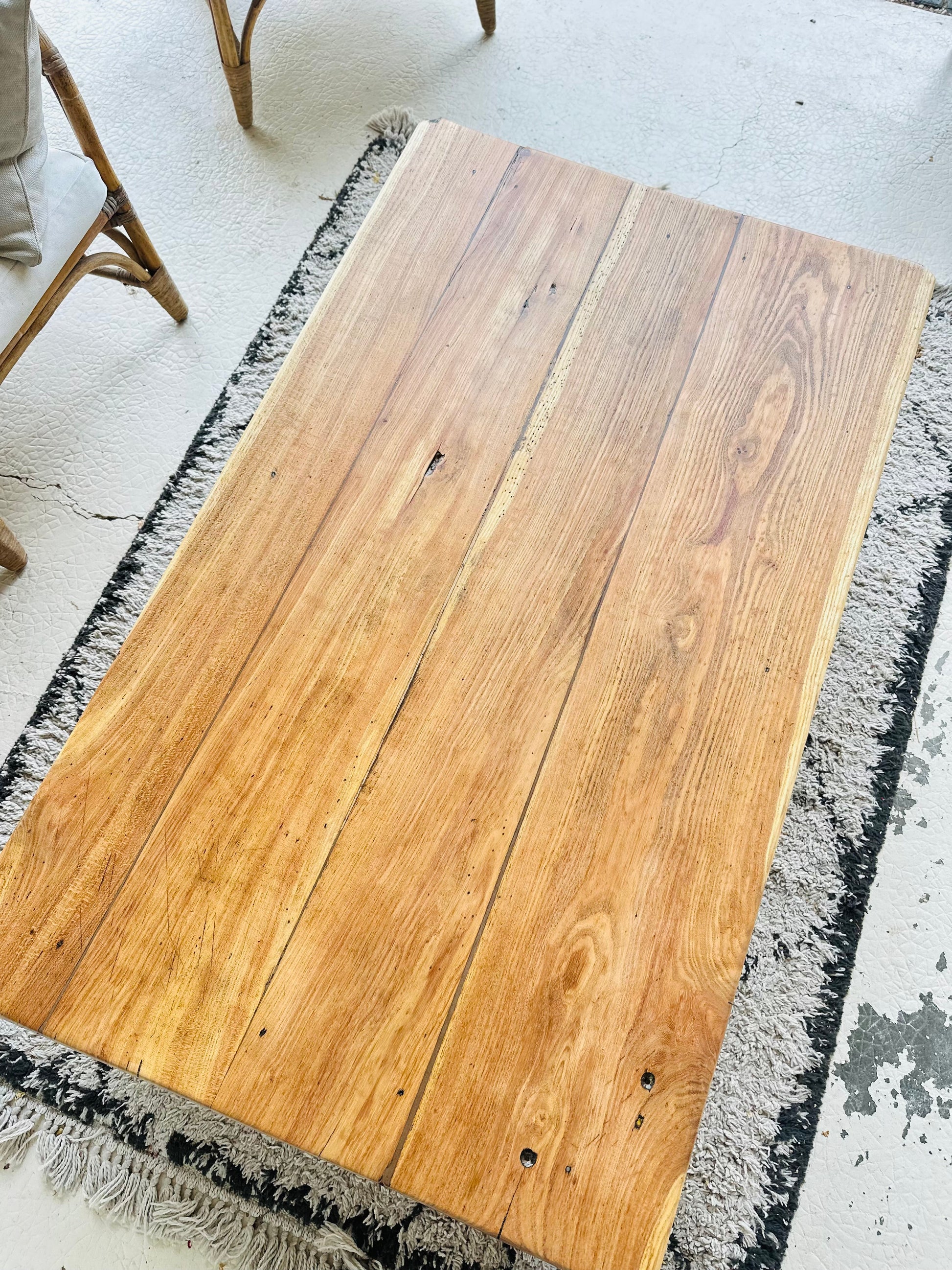 Table basse ancienne en bois massif De Raymonde à Zoé
