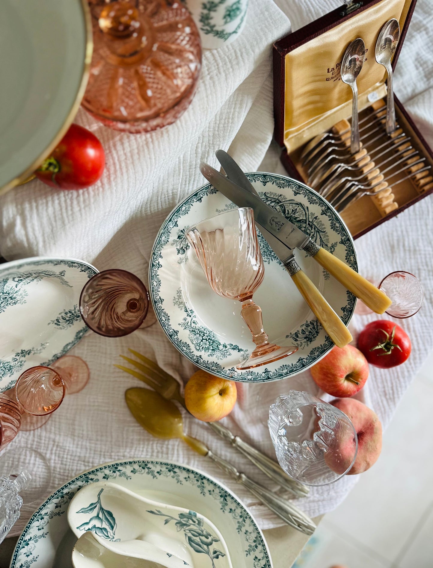 Assiette plate terre de fer De Raymonde à Zoé
