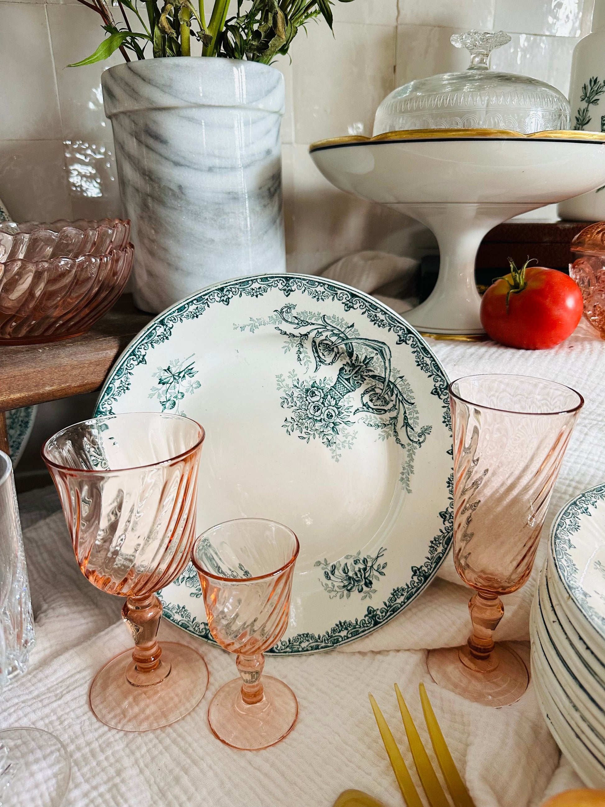 Assiette plate terre de fer De Raymonde à Zoé