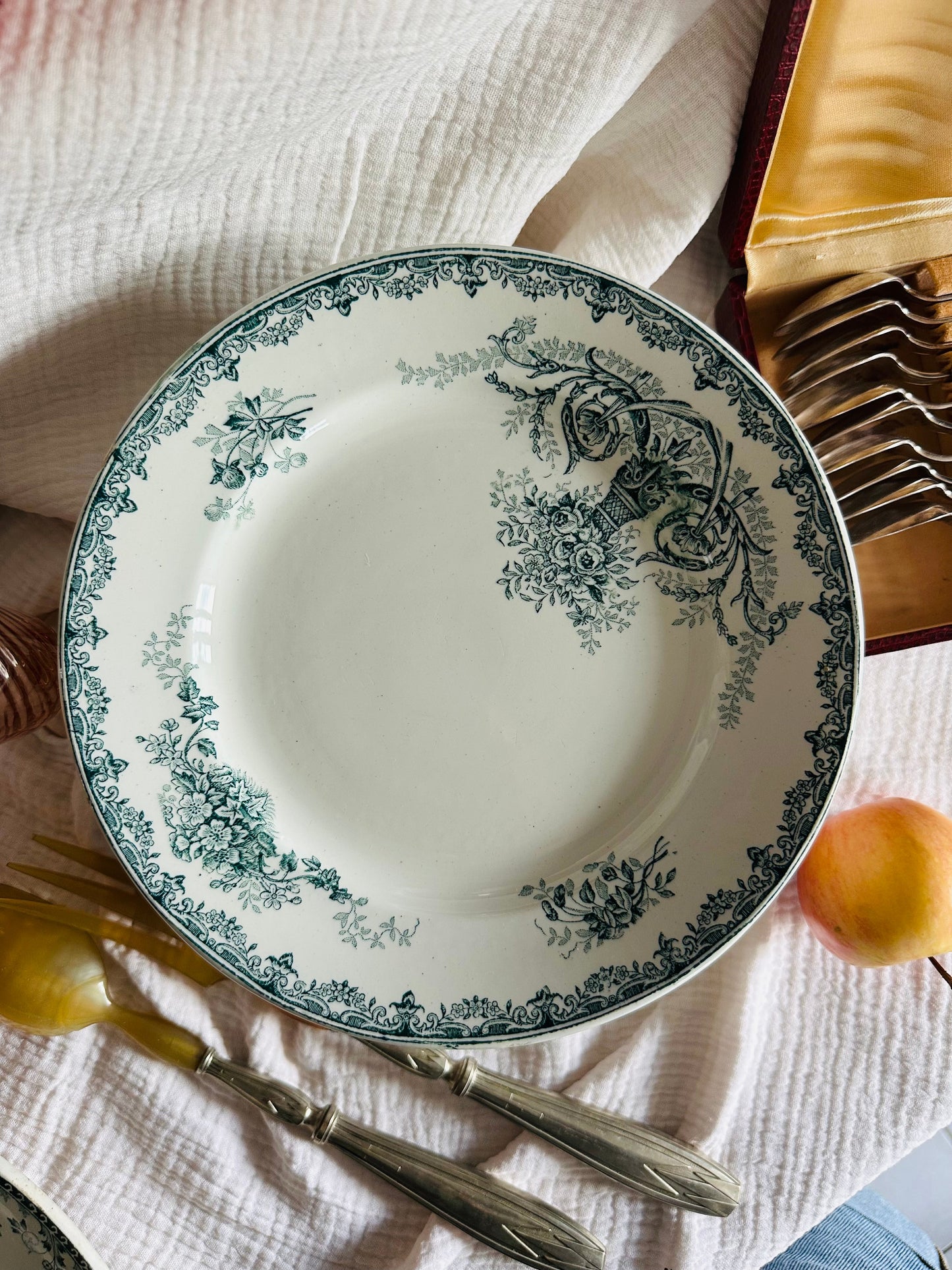 Assiette plate terre de fer De Raymonde à Zoé