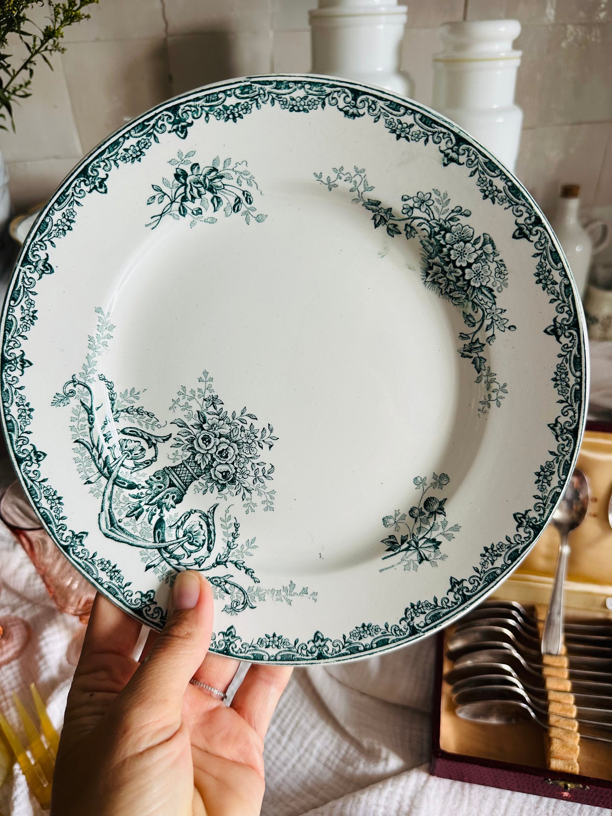 Assiette plate terre de fer De Raymonde à Zoé