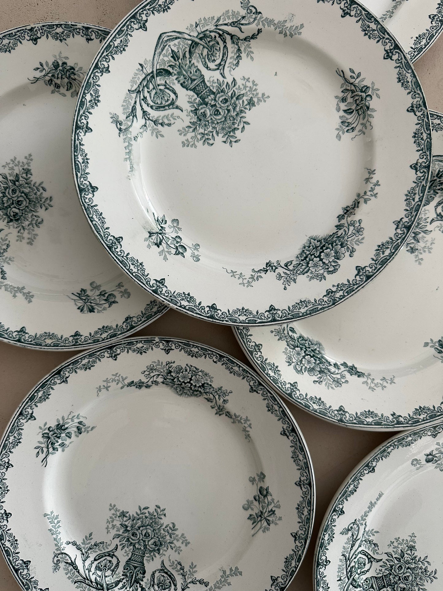 Assiette plate terre de fer De Raymonde à Zoé