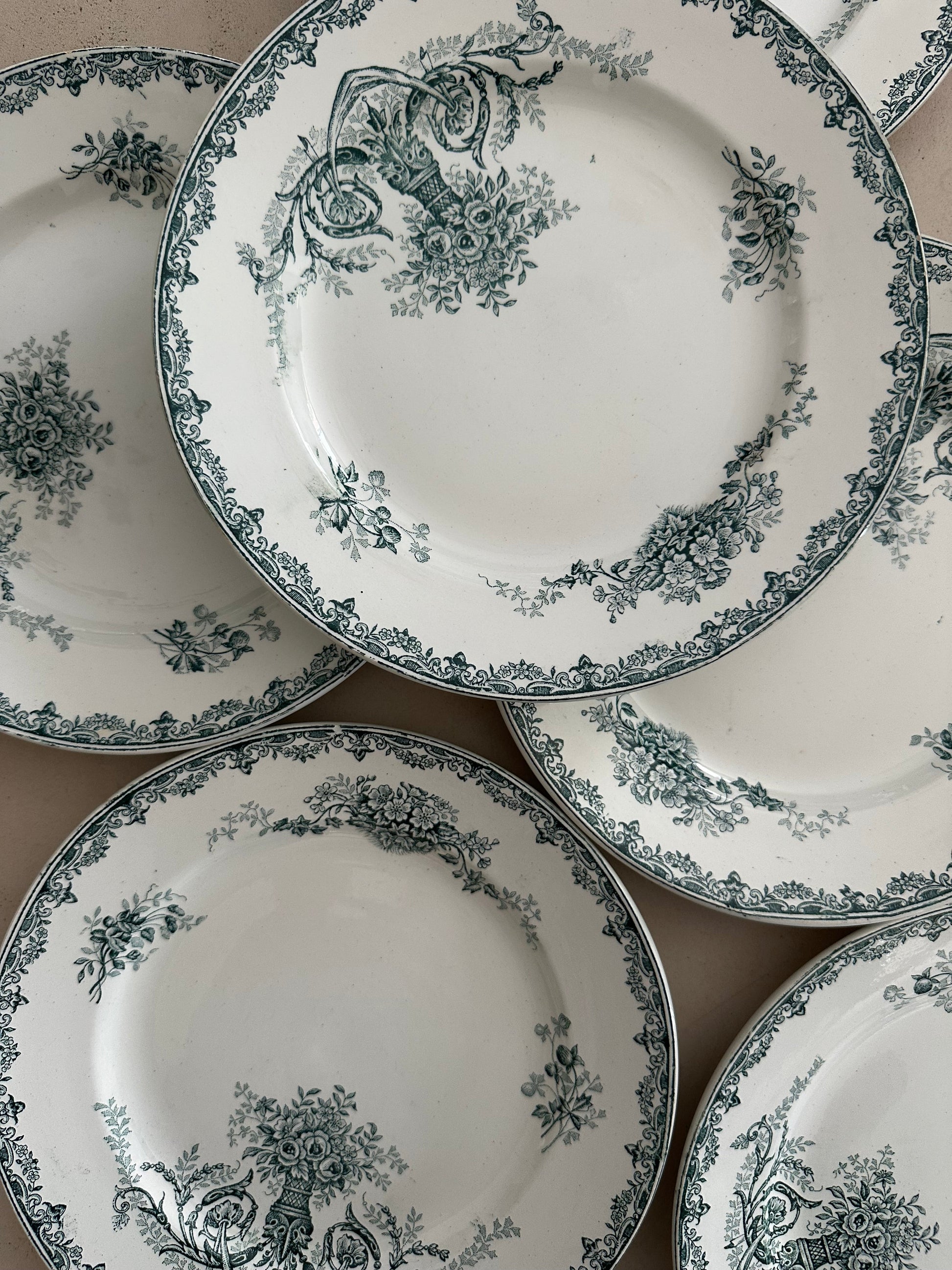 Assiette plate terre de fer De Raymonde à Zoé