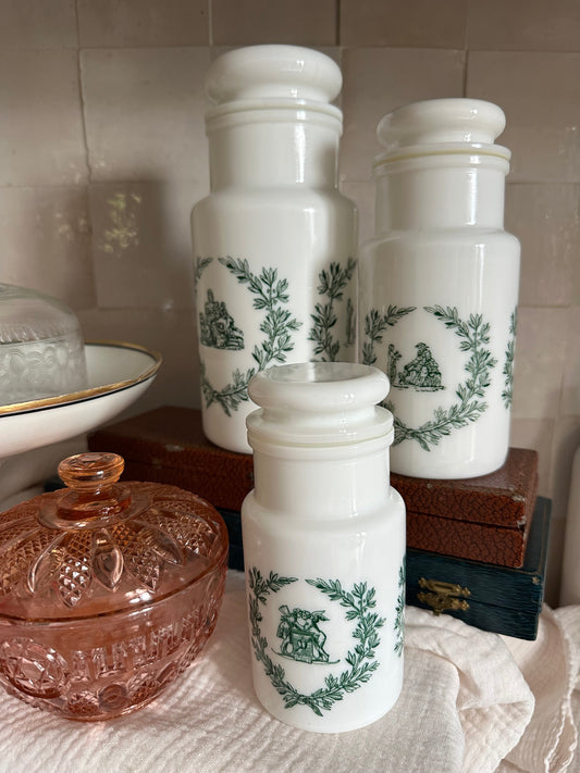 Pot à pharmacie en verre opale De Raymonde à Zoé
