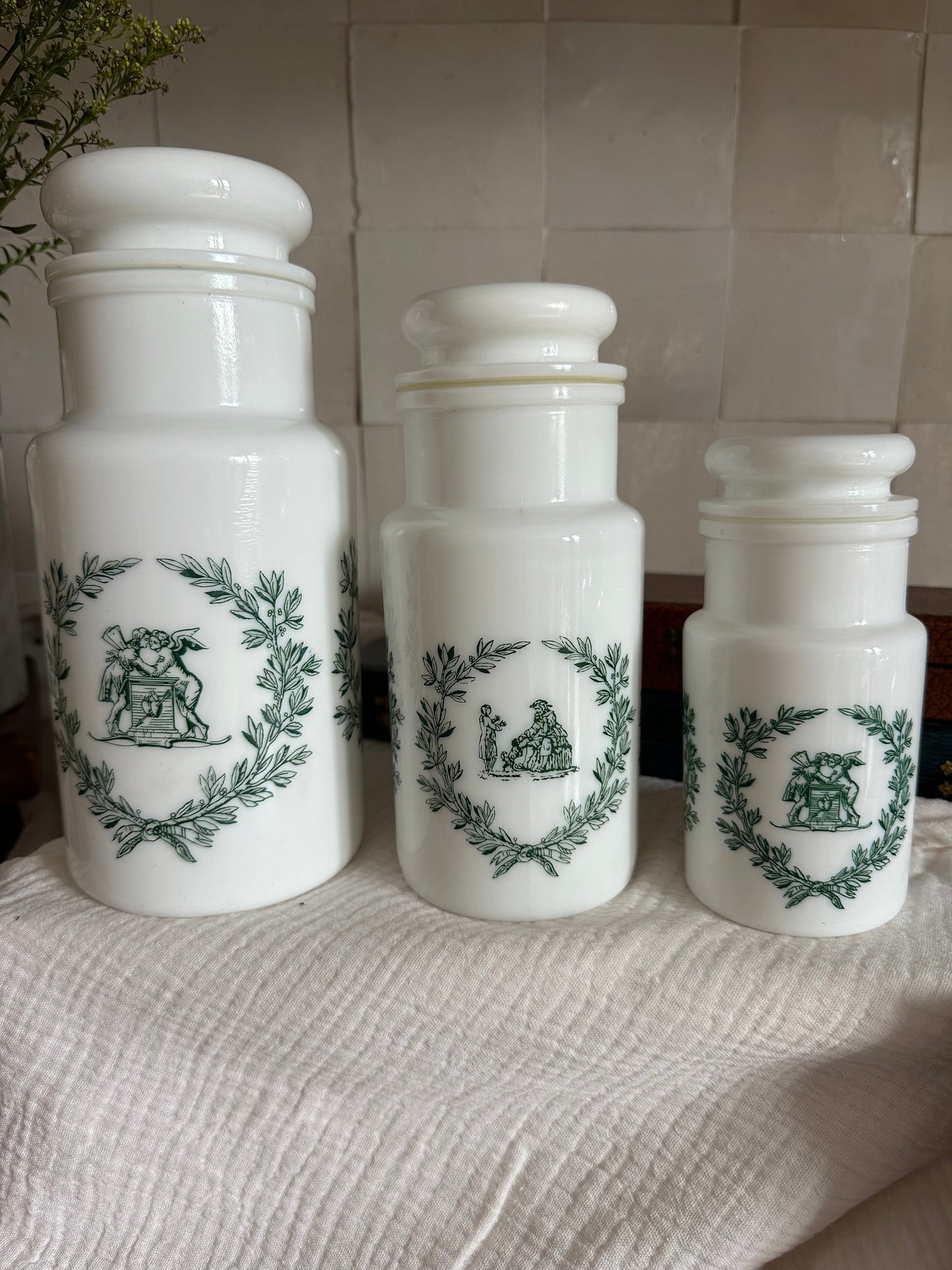 Pot à pharmacie en verre opale De Raymonde à Zoé