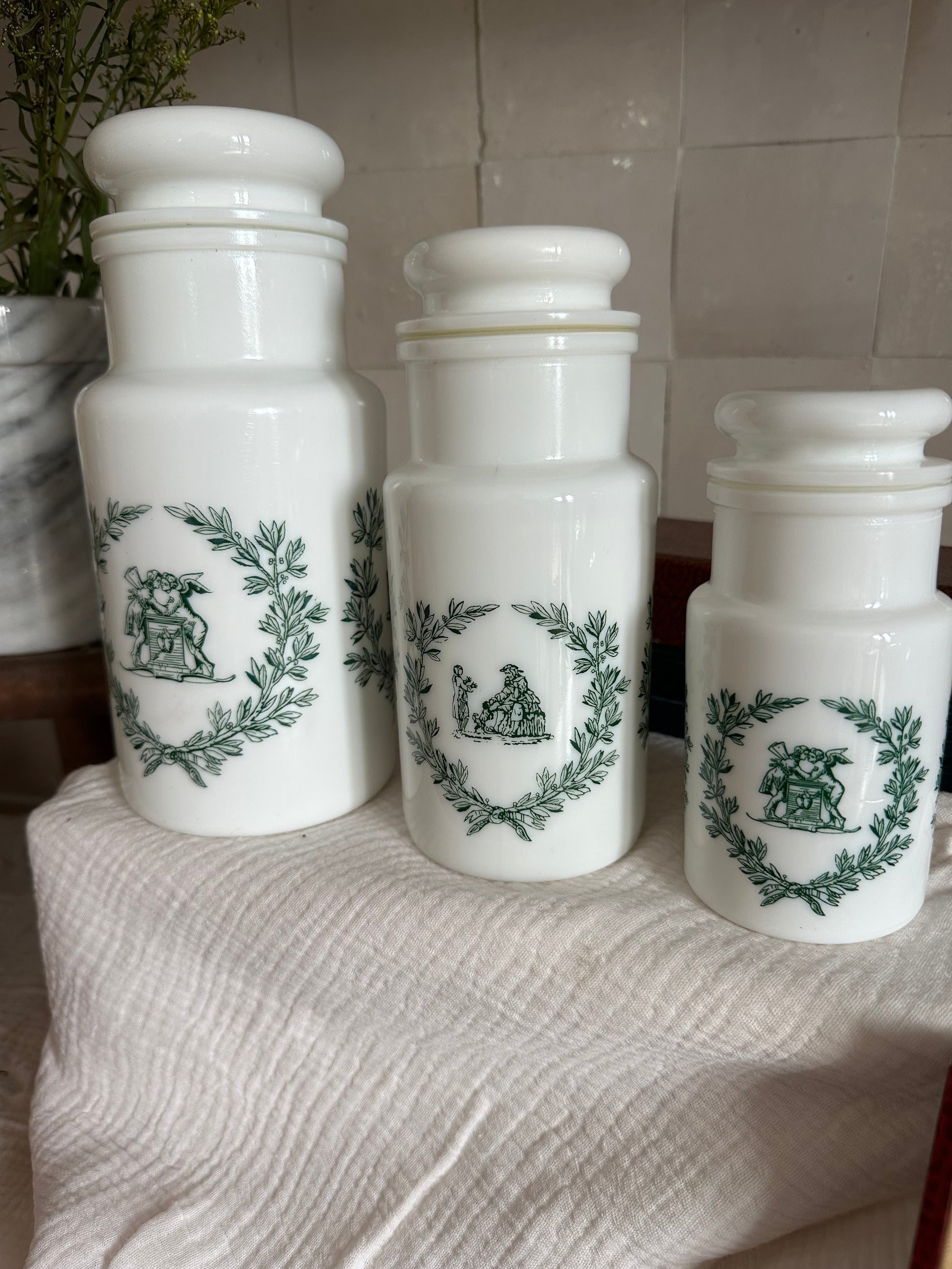 Pot à pharmacie en verre opale De Raymonde à Zoé