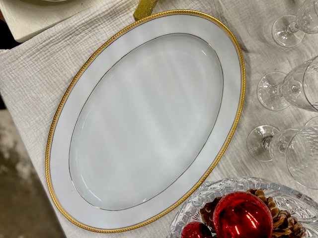 Très grand plat oval en porcelaine et liseré doré De Raymonde à Zoé