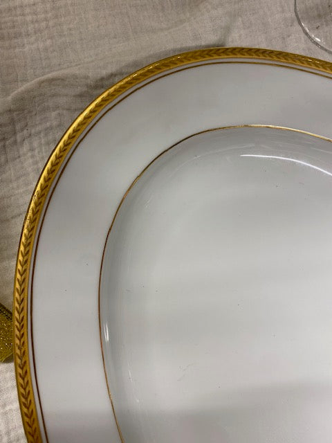 Très grand plat oval en porcelaine et liseré doré De Raymonde à Zoé