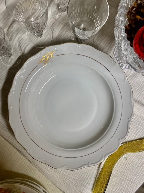 Grand plat rond et creux en porcelaine et dorures avec décor épi de blé De Raymonde à Zoé