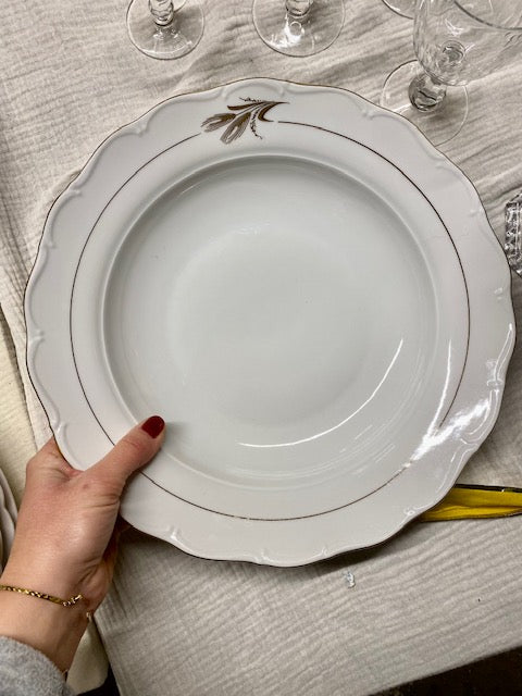 Grand plat rond et creux en porcelaine et dorures avec décor épi de blé De Raymonde à Zoé