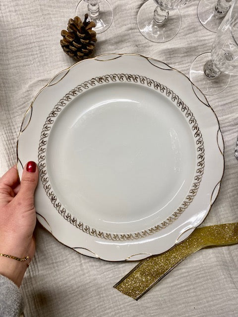 Grande assiette de présentation en porcelaine blanche et décors dorés De Raymonde à Zoé