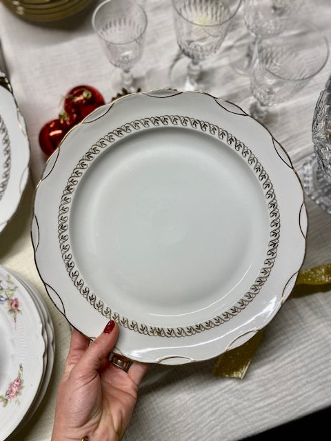 Grande assiette de présentation en porcelaine blanche et décors dorés De Raymonde à Zoé