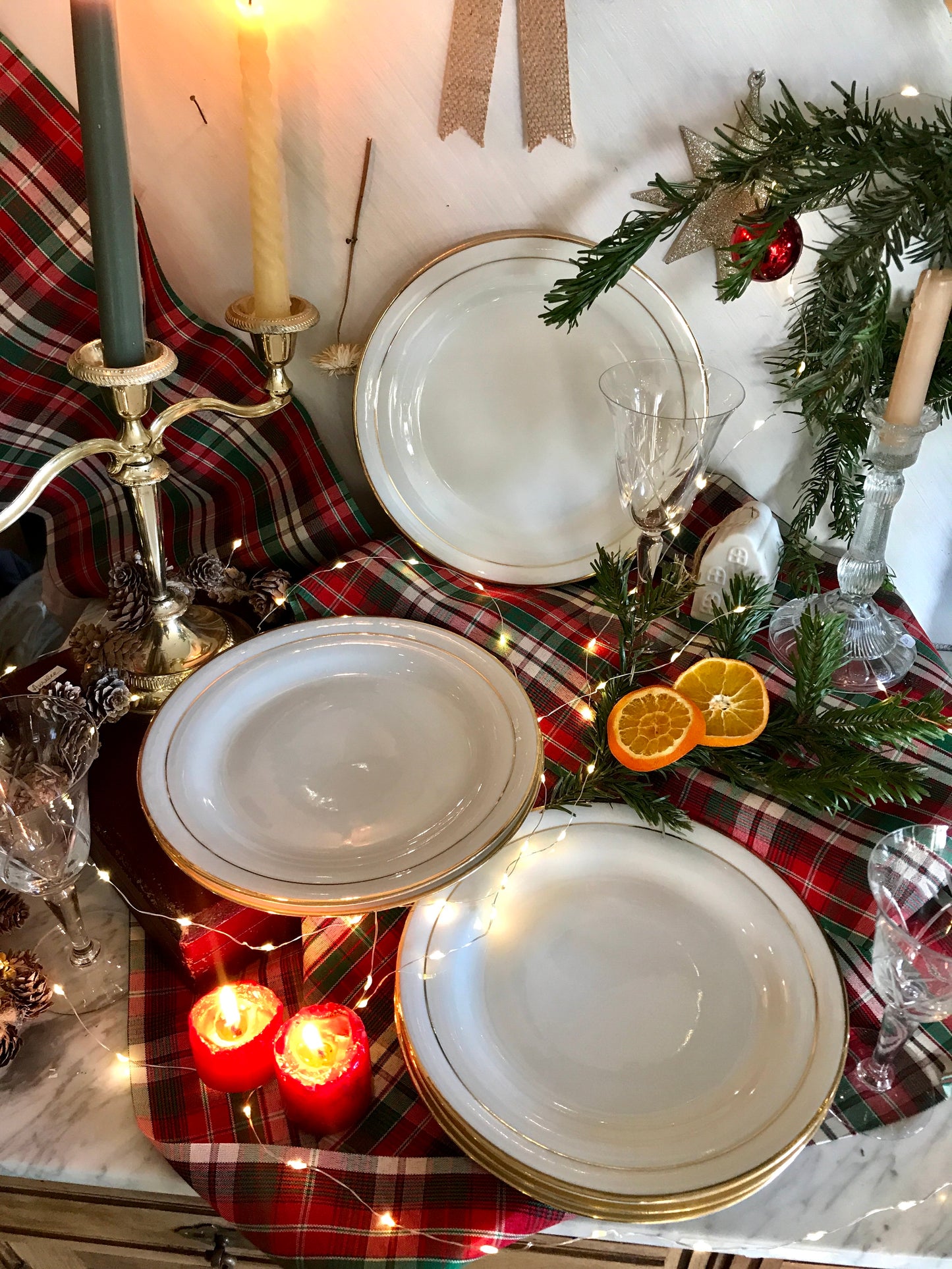 Assiettes plates blanches et dorées en porcelaine de Limoges. De Raymonde à Zoé