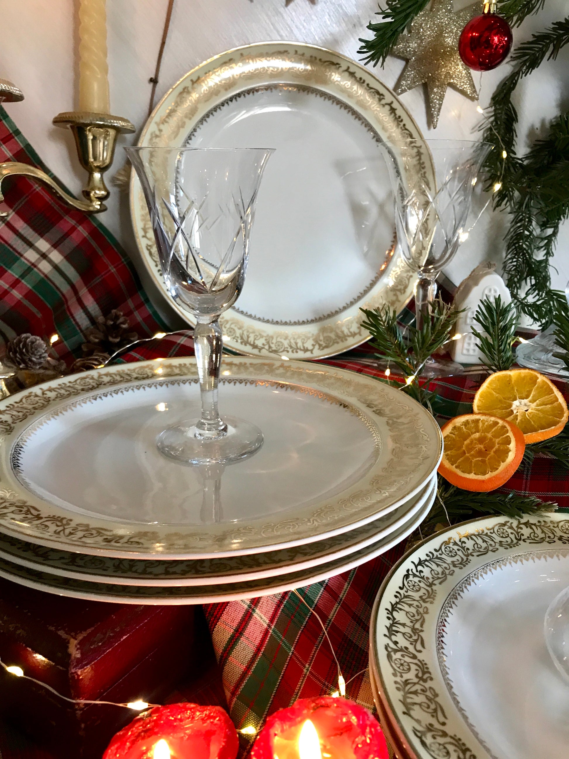 Assiettes en porcelaine blanche et décors dorés De Raymonde à Zoé