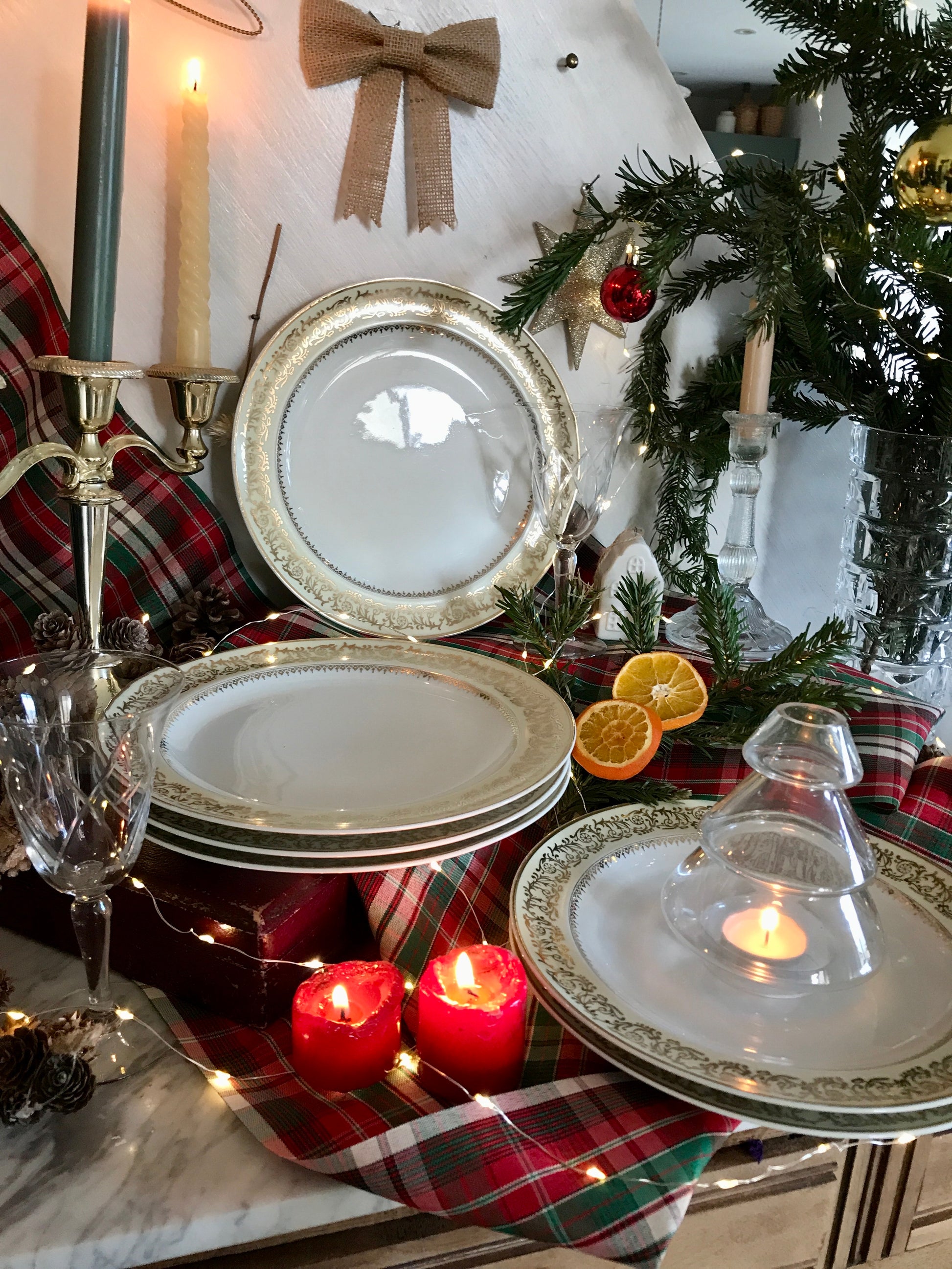 Assiettes en porcelaine blanche et décors dorés De Raymonde à Zoé