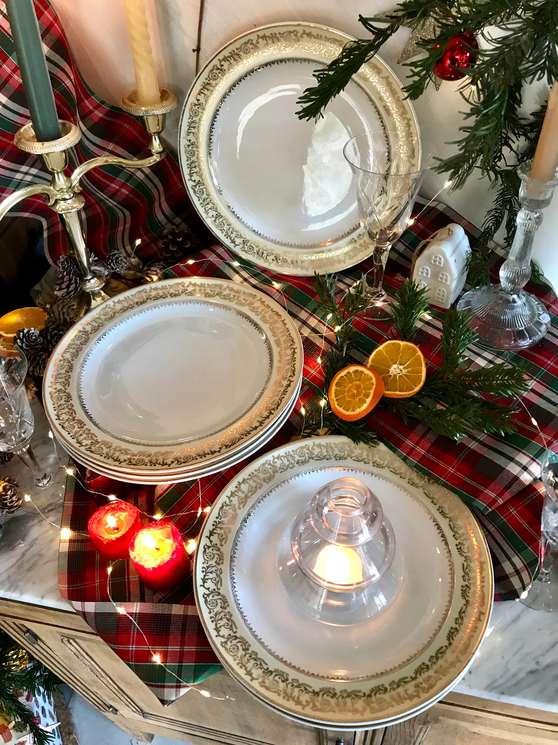 Assiettes en porcelaine blanche et décors dorés De Raymonde à Zoé