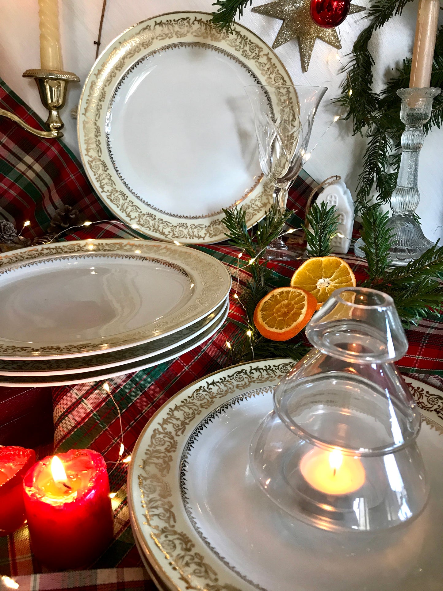 Assiettes en porcelaine blanche et décors dorés De Raymonde à Zoé