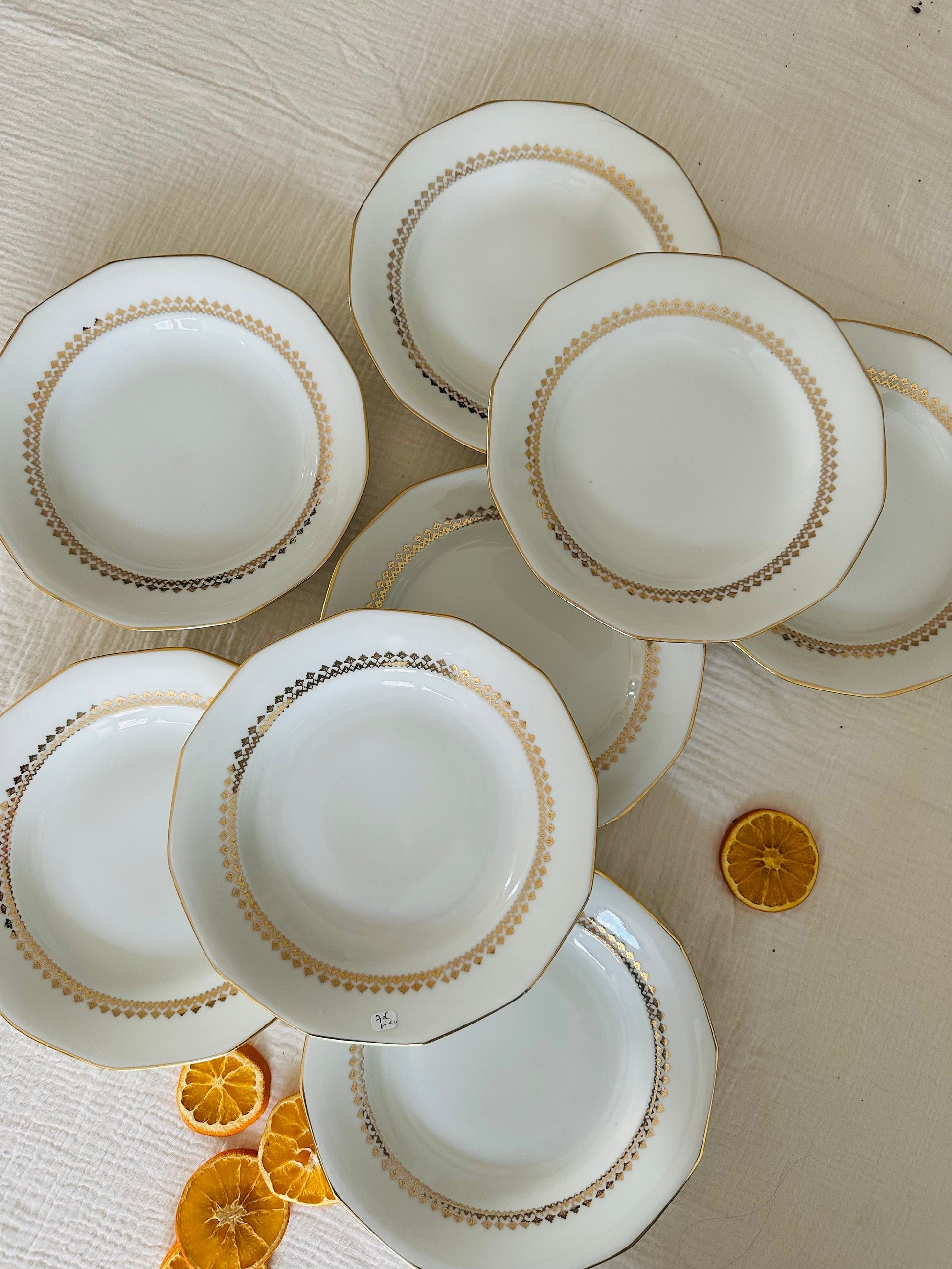 Ensemble de 8 assiettes plates blanches et dorées légèrement creuses en porcelaine De Raymonde à Zoé