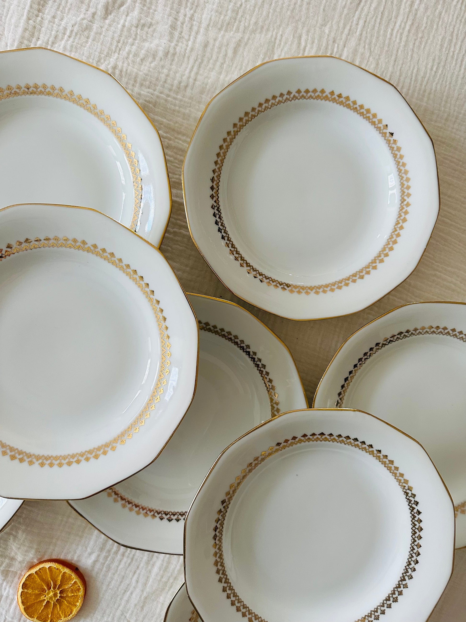 Ensemble de 8 assiettes plates blanches et dorées légèrement creuses en porcelaine De Raymonde à Zoé