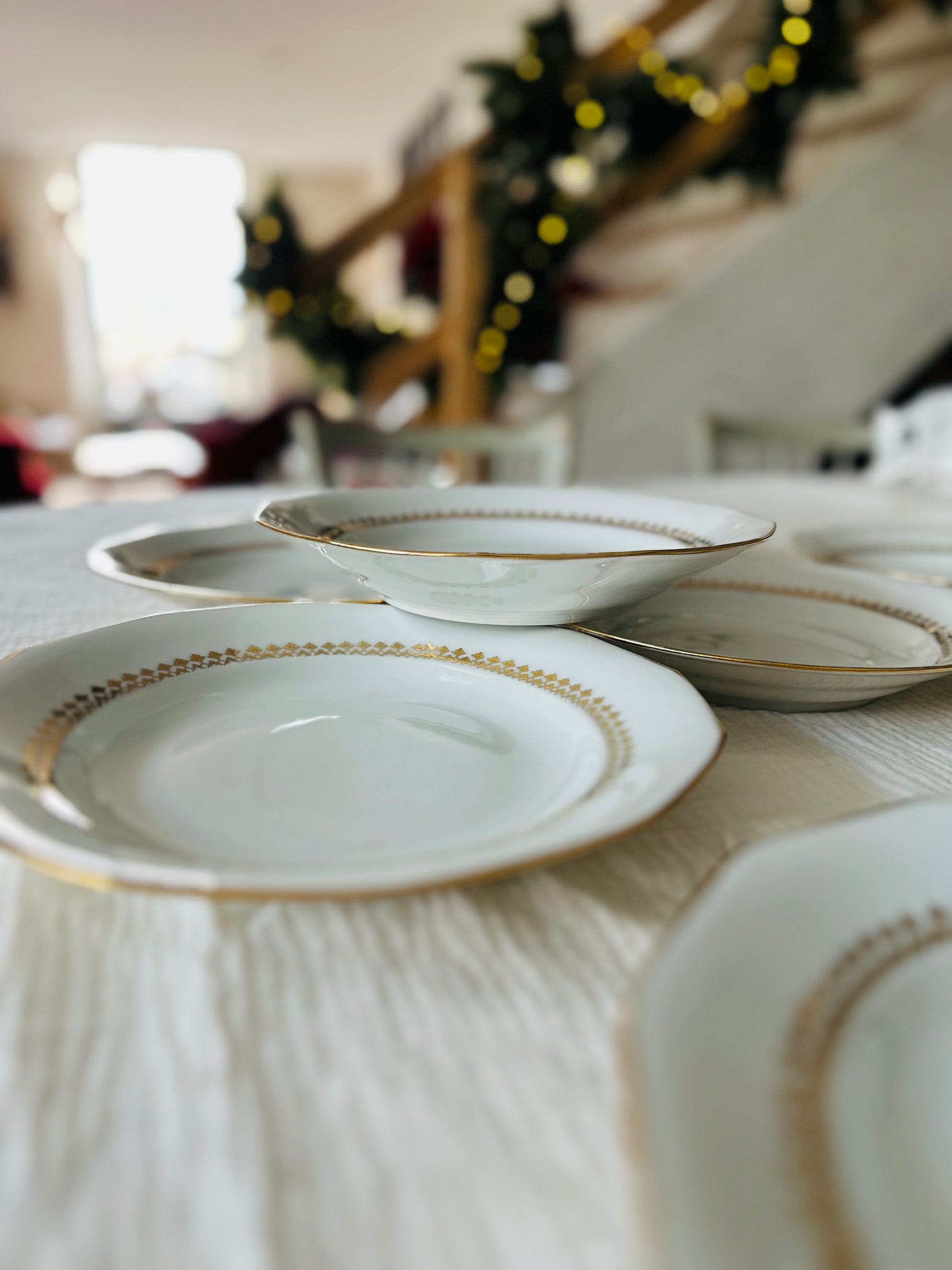 Ensemble de 8 assiettes plates blanches et dorées légèrement creuses en porcelaine De Raymonde à Zoé