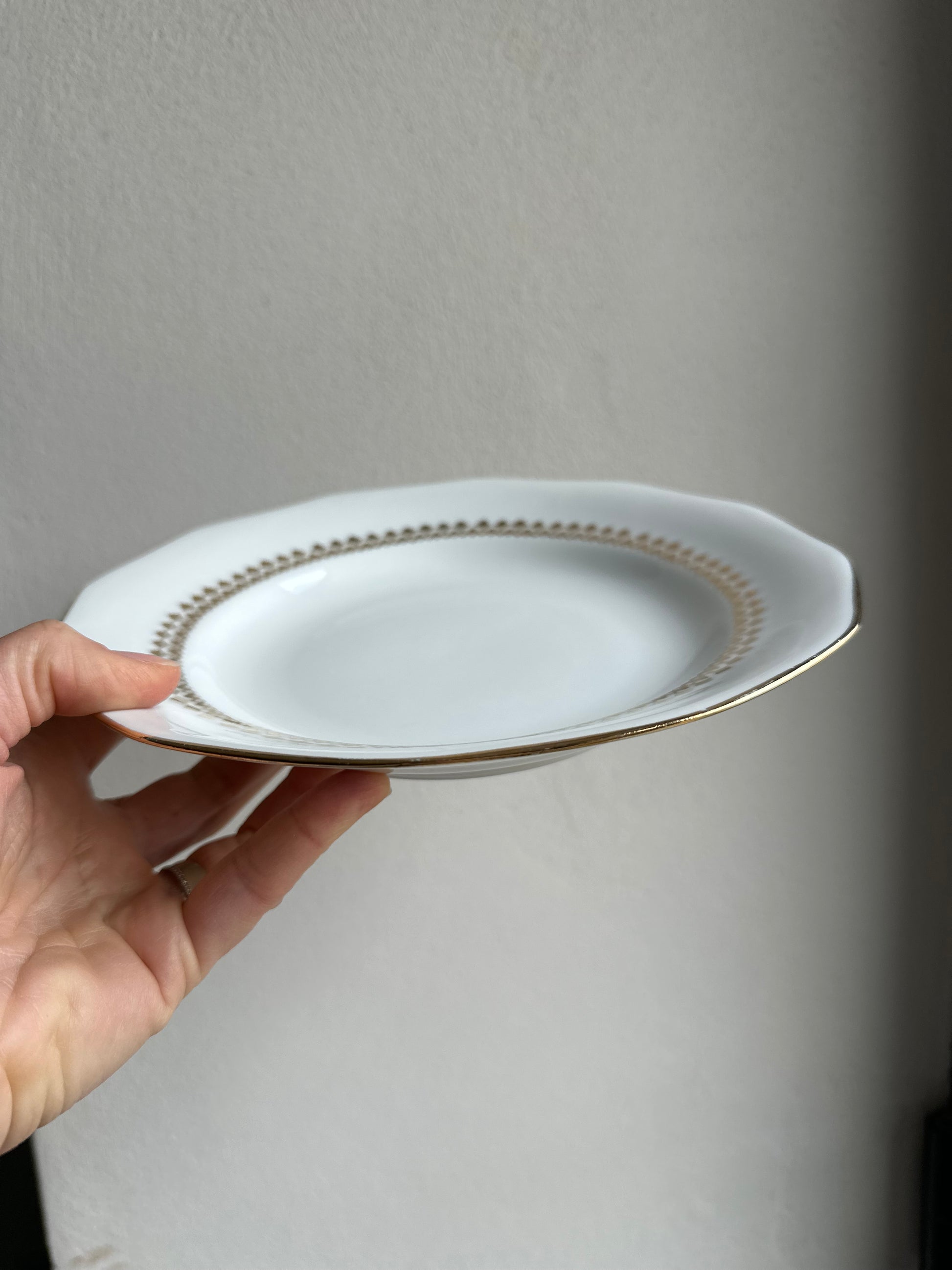 Ensemble de 8 assiettes plates blanches et dorées légèrement creuses en porcelaine De Raymonde à Zoé