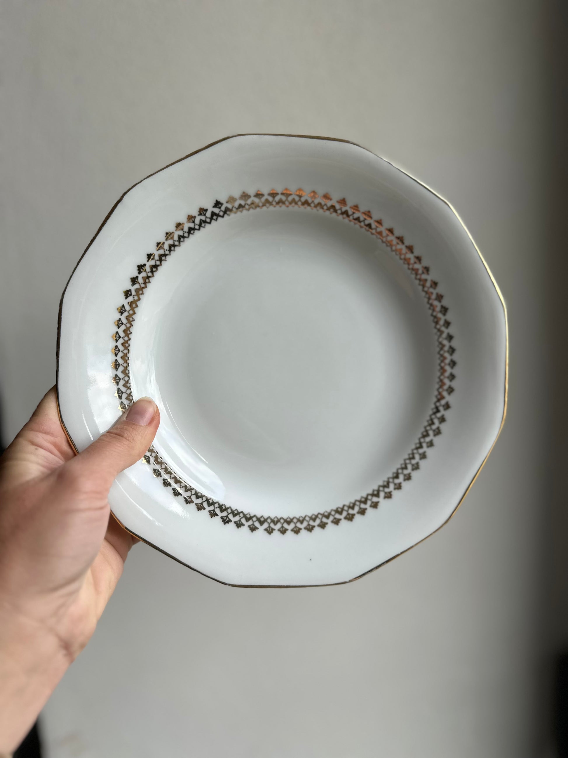 Ensemble de 8 assiettes plates blanches et dorées légèrement creuses en porcelaine De Raymonde à Zoé