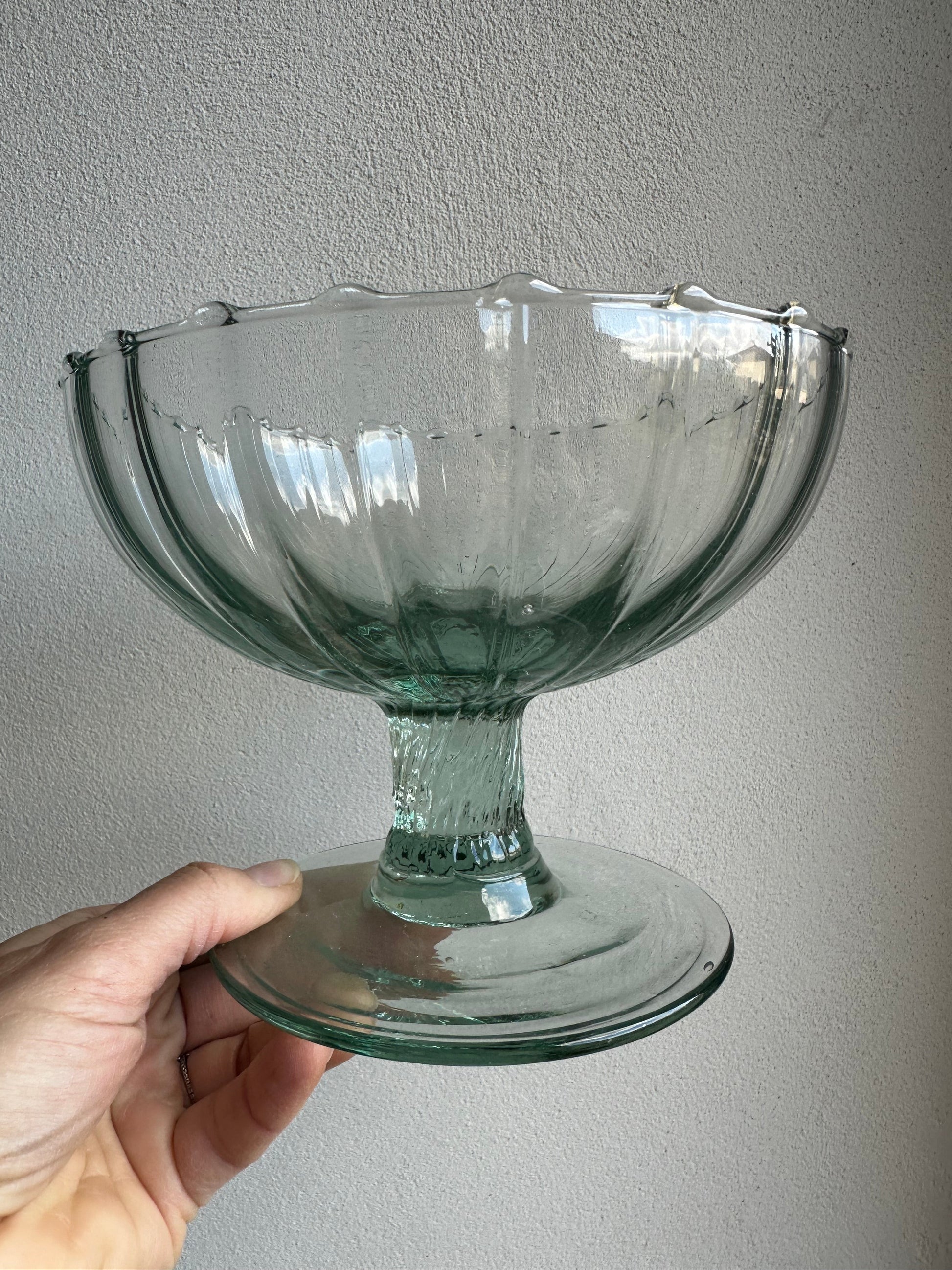 Coupe sur pied en verre verte De Raymonde à Zoé