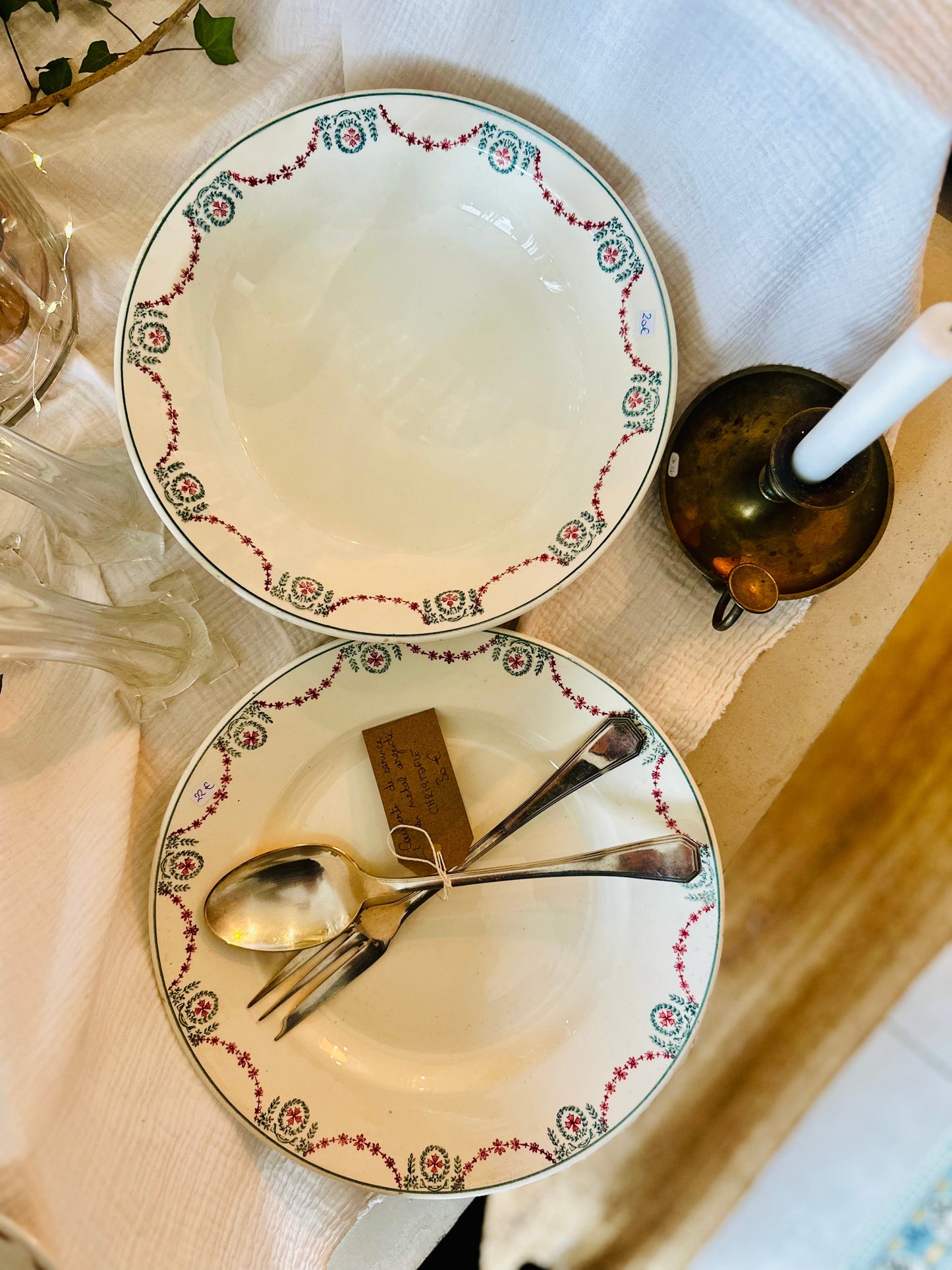 Plat rond de service en terre de fer Longwy De Raymonde à Zoé