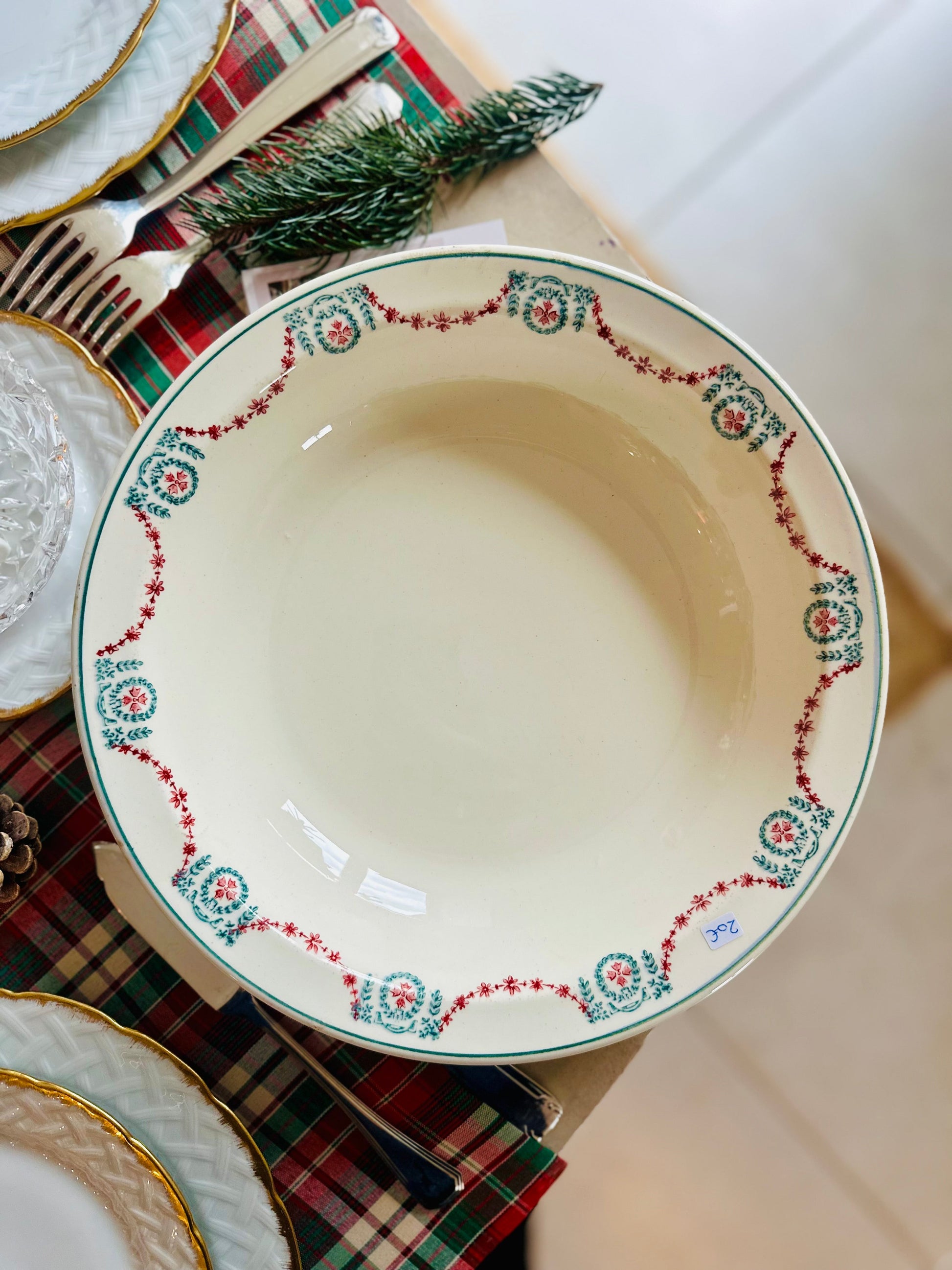 Plat rond et creux de service en terre de fer Longwy De Raymonde à Zoé