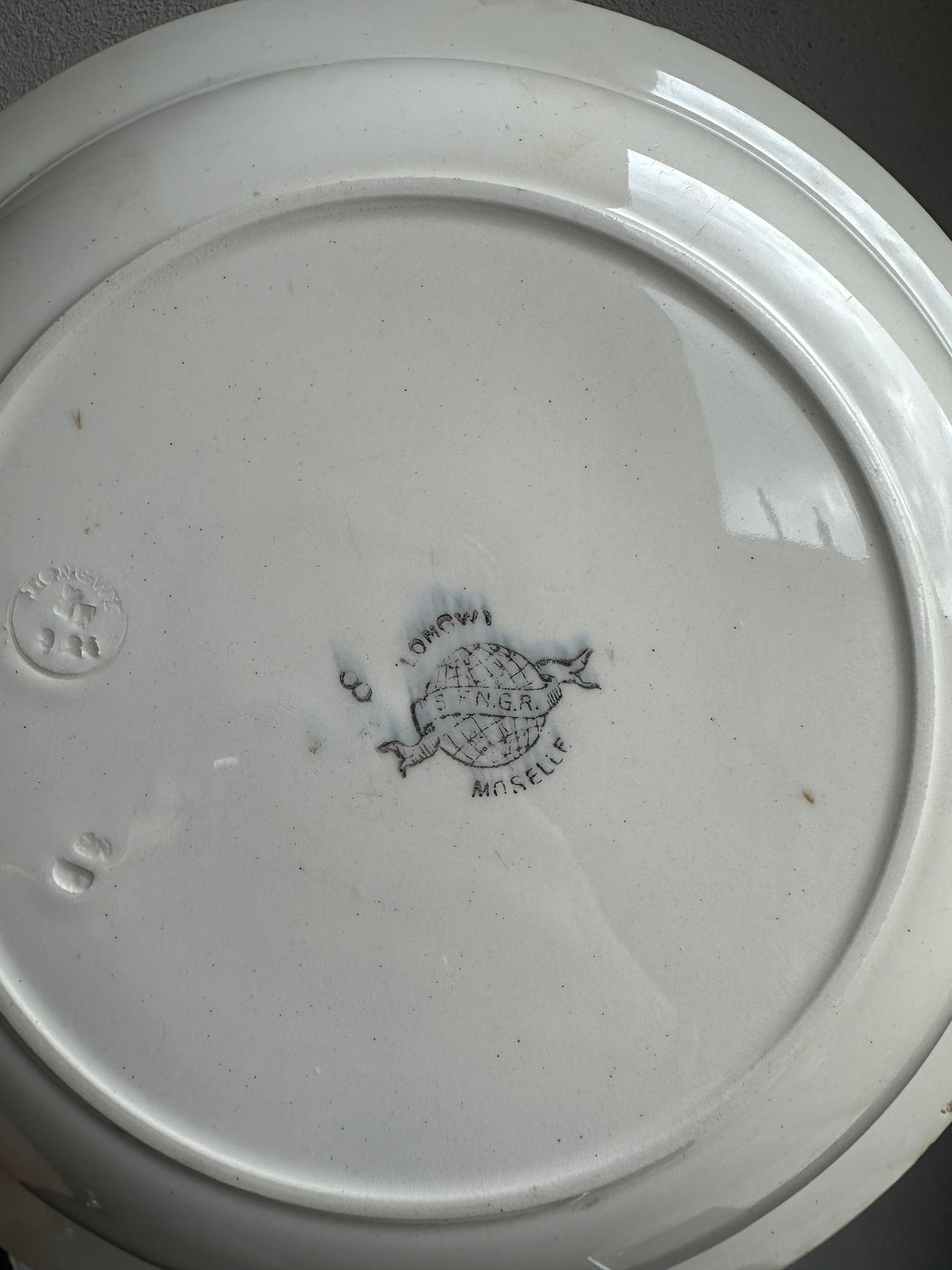 Plat rond et creux de service en terre de fer Longwy De Raymonde à Zoé