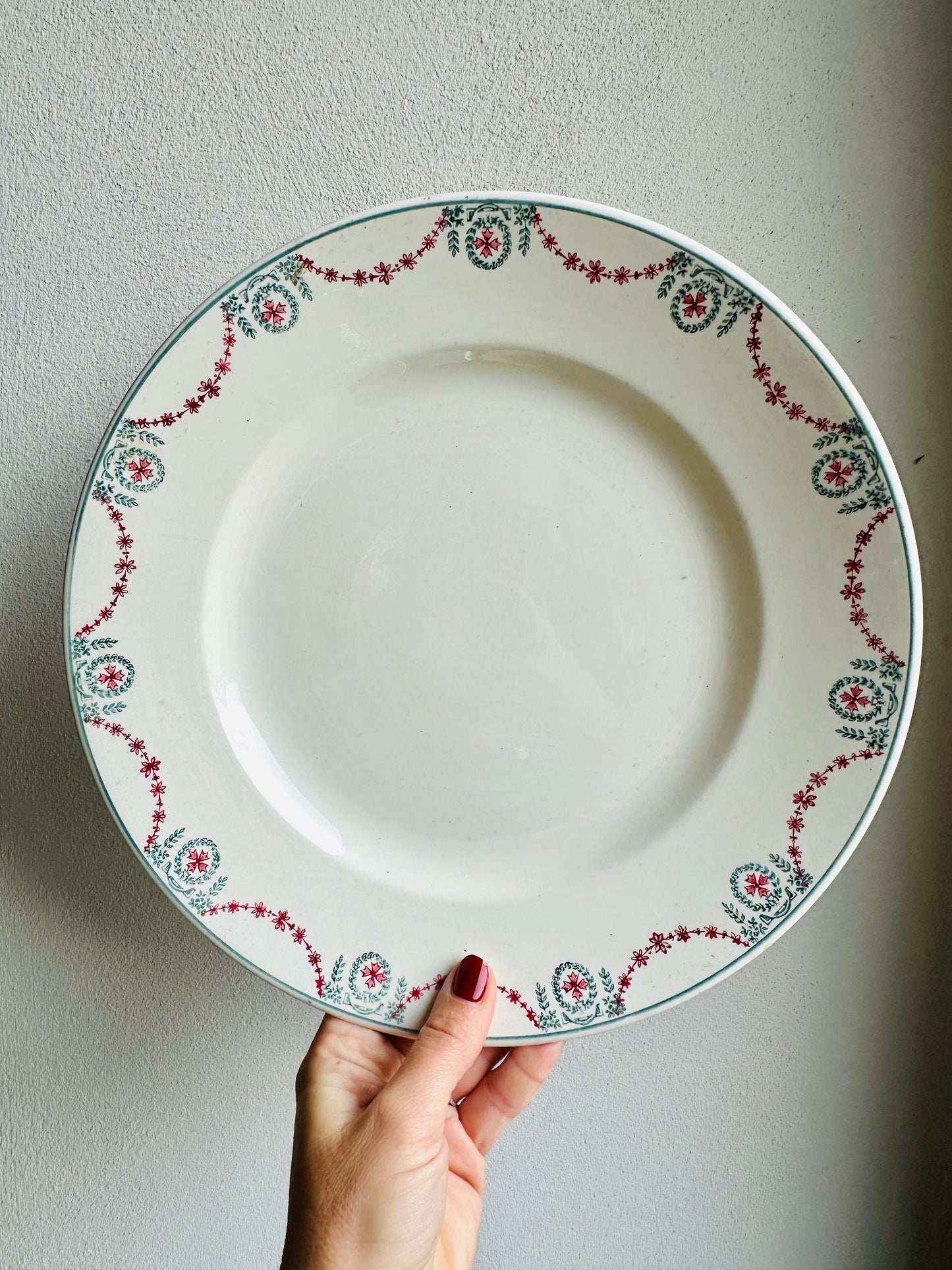 Plat rond de service en terre de fer Longwy De Raymonde à Zoé