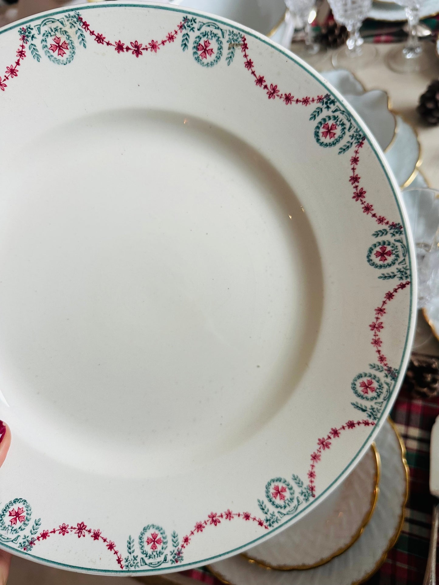 Plat rond de service en terre de fer Longwy De Raymonde à Zoé