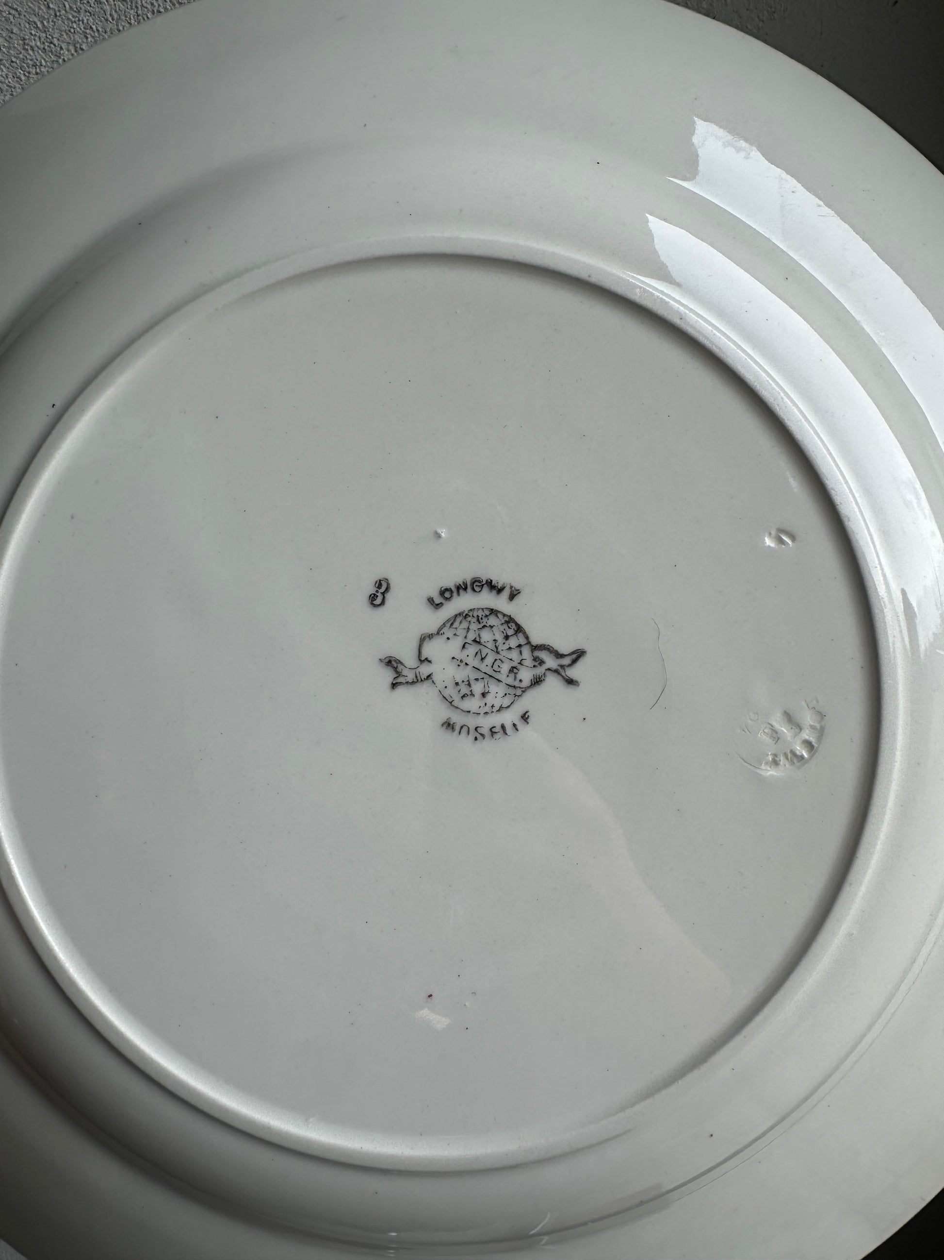 Plat rond de service en terre de fer Longwy De Raymonde à Zoé