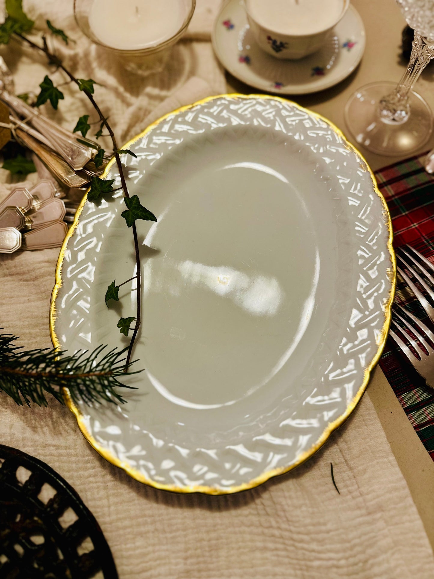 Grand plat oval en porcelaine et liseré doré Bernardaud De Raymonde à Zoé