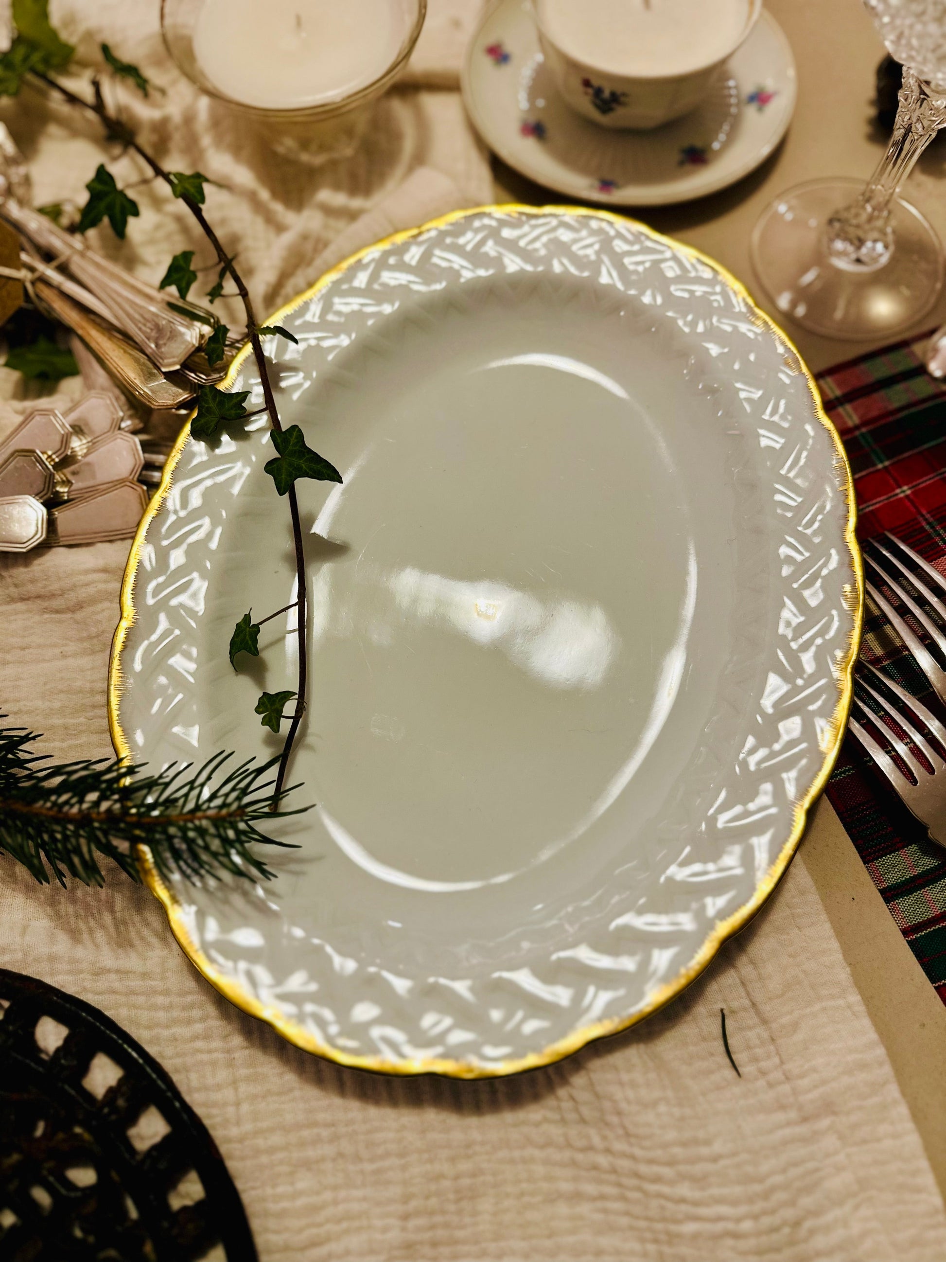 Grand plat oval en porcelaine et liseré doré Bernardaud De Raymonde à Zoé