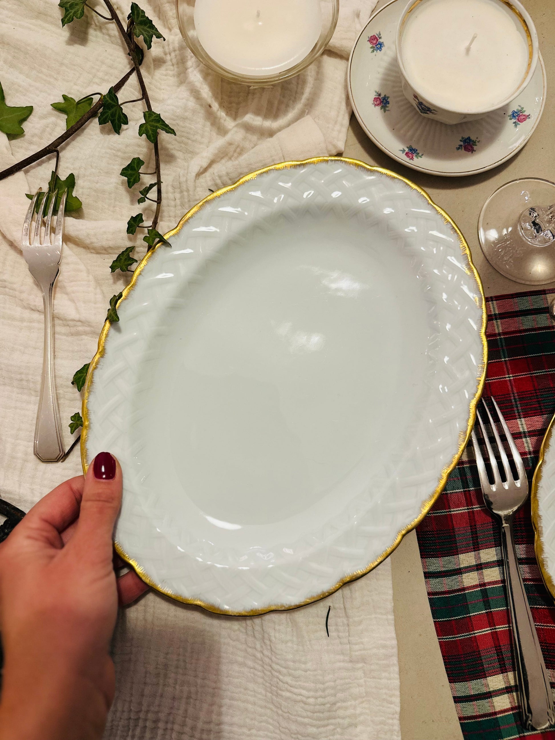 Grand plat oval en porcelaine et liseré doré Bernardaud De Raymonde à Zoé