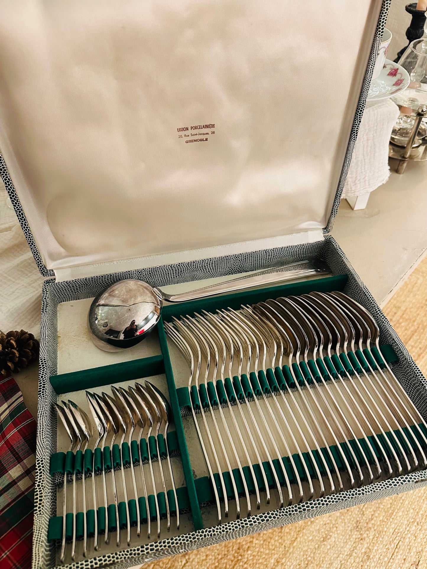 Ménagère complète en métal argenté 37 pièces De Raymonde à Zoé