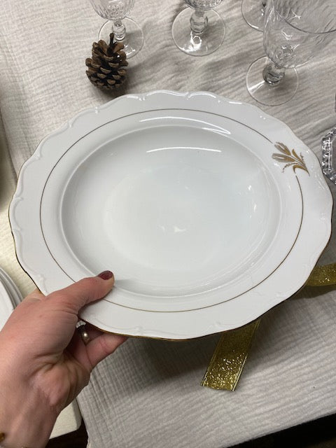 Grand plat rond et creux en porcelaine et dorures avec décor épi de blé De Raymonde à Zoé