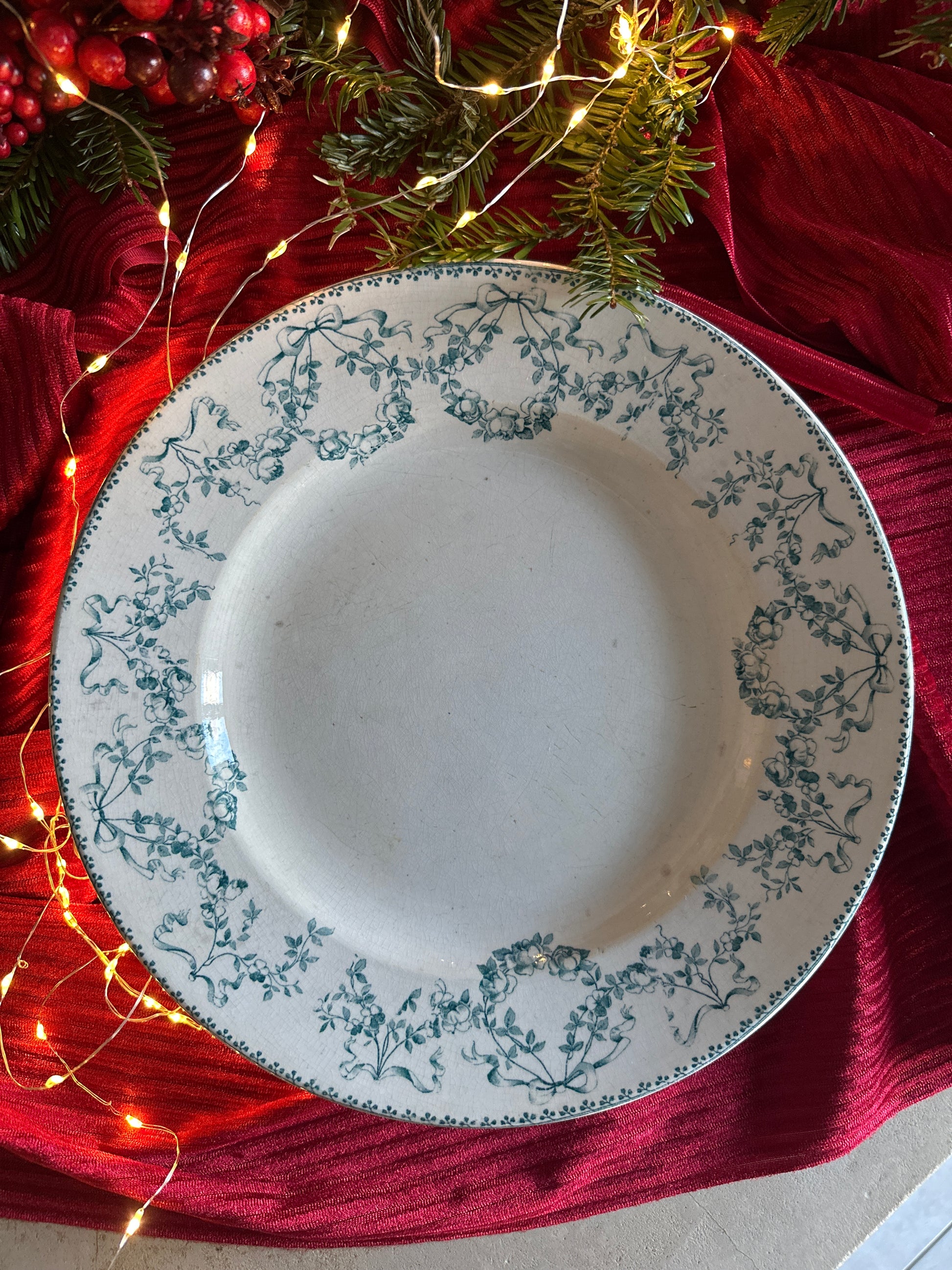 Plat rond de service en terre de fer De Raymonde à Zoé