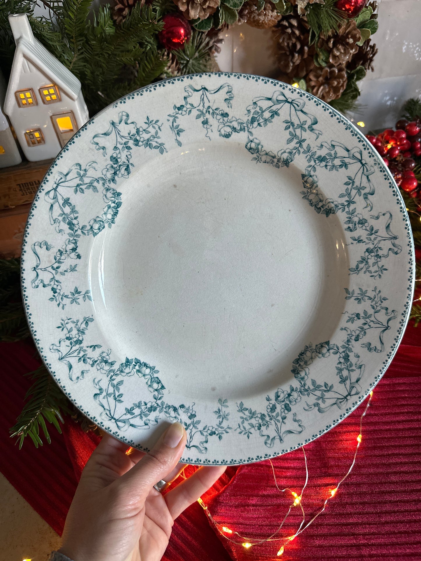 Plat rond de service en terre de fer De Raymonde à Zoé