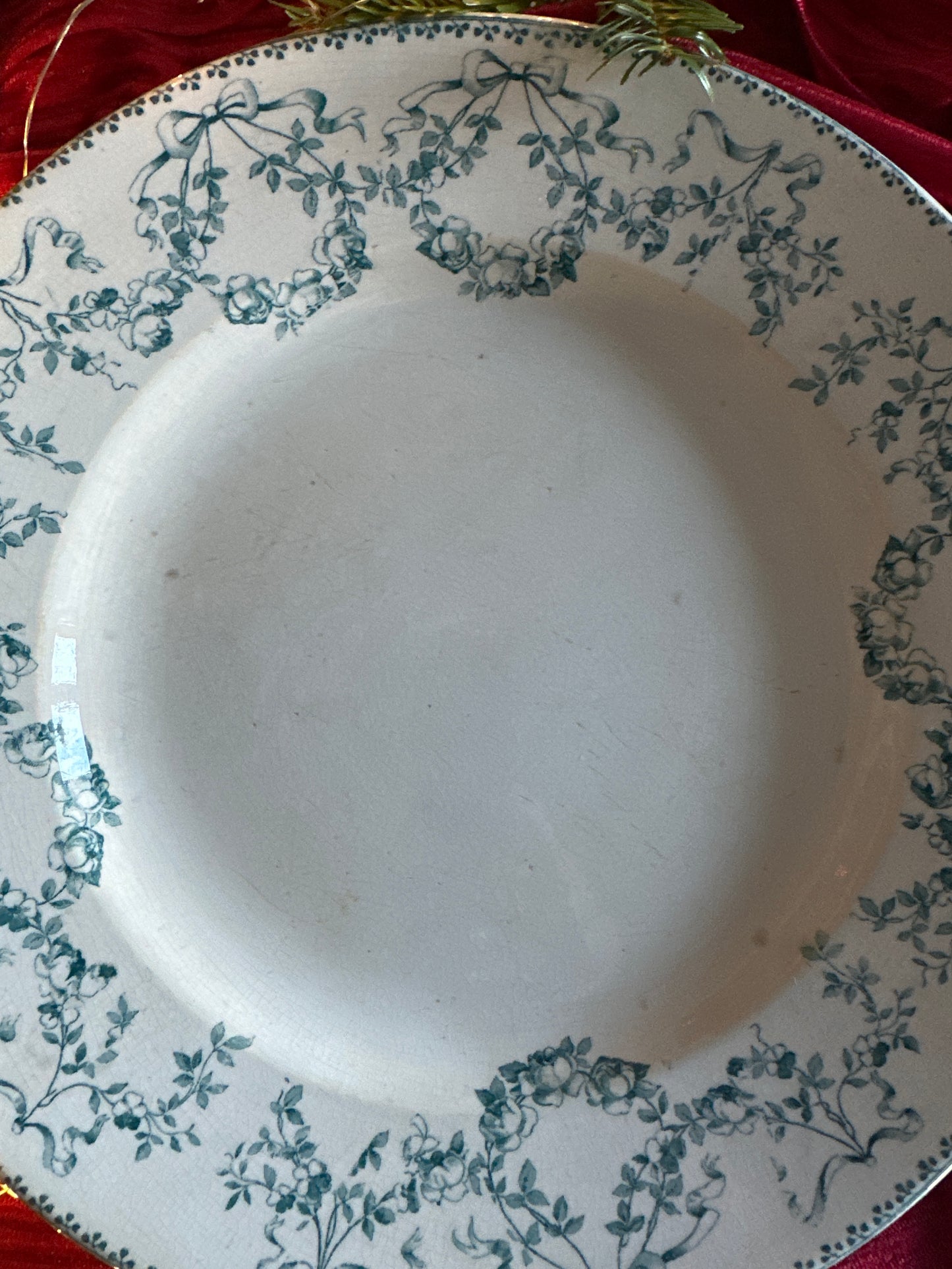 Plat rond de service en terre de fer De Raymonde à Zoé